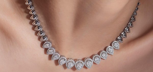Kalung Berlian Terindah: Simbol Kemewahan dan Keanggunan